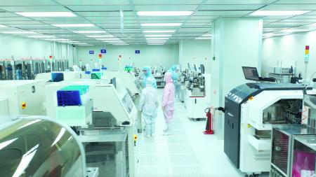 The 1k grade clean room is equipped with a diamond saw, which is used for cutting silicon carbide wafers.