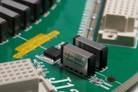Relés de palheta miniatura PCB Thru-hole - Fabricante de relés reed de nível de instrumento multicanal em miniatura da Toward, feitos sob medida para placas de sonda