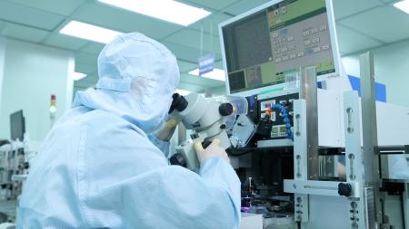 Ingenieros de IPQC que realizan inspecciones estandarizadas integrales.