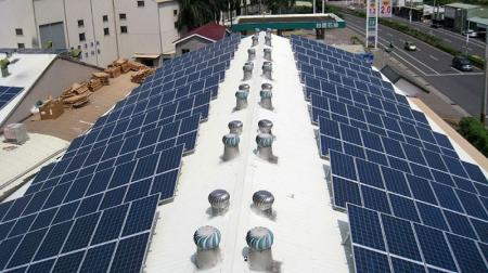 지붕 장착형 태양광 패널 시스템.