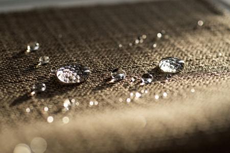 無氟紡織品 - 不含碳氟的防水織物，具有出色的耐洗性。