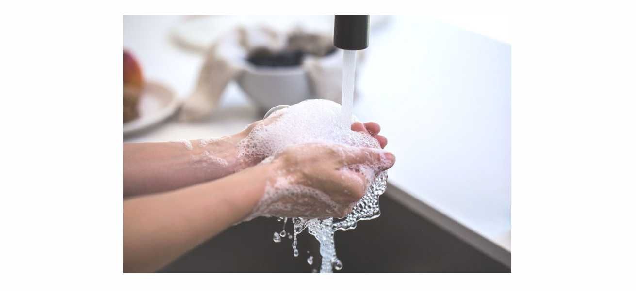 Qual é a melhor maneira de limpar as mãos?