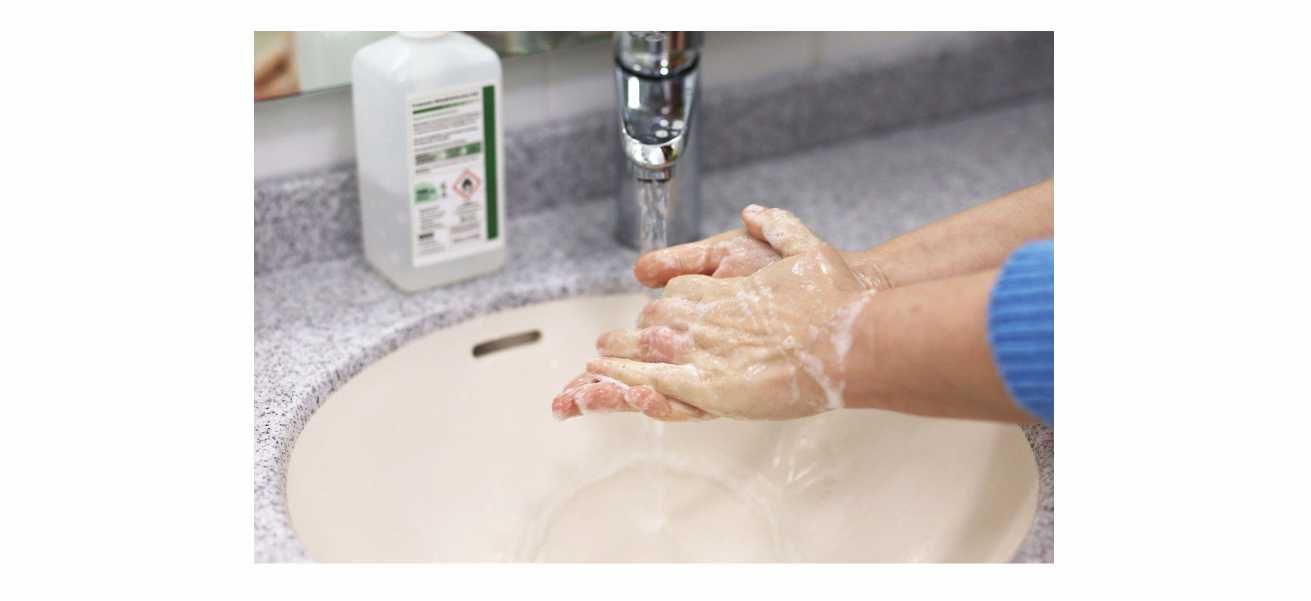 O que você deve fazer ao lavar as mãos ao ar livre?