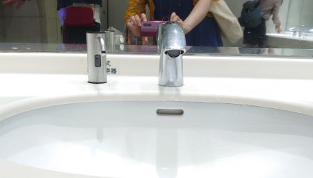 Sistema dispensador de jabón de alimentación múltiple en la estación HSR de Taoyuan - Sistema dispensador de jabón de alimentación múltiple con llenado superior HK-CSDTM