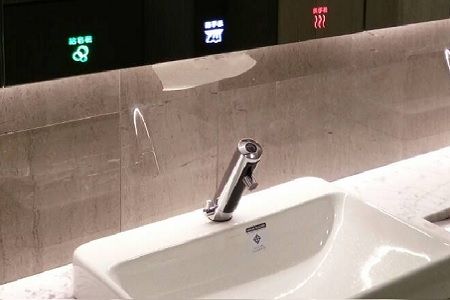 Die Planung öffentlicher Badezimmer ist ein großer Teil der Immobilienprojektentwicklung - Hochgeschwindigkeits-Händetrockner, automatischer Wasserhahn und Seifenspender im Projekt der Joyear Group