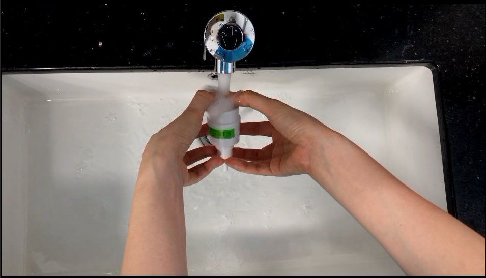 Utilizzare acqua corrente pulita per lavare via il sapone rimanente