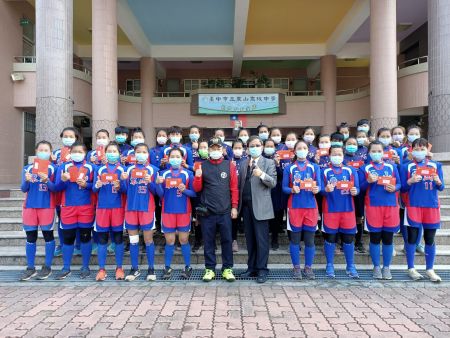 Chairman Brown Lee (李榮良) of the JiuTian Foundation and Mr. Guo Hongyao (郭鴻耀), principal of Dongshan High School, encouraged Dongshan Women's Softball Team to play hard for their future.
