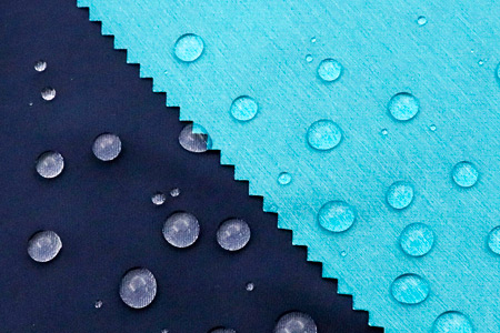 防水透濕布料 - 防水透濕布料，可阻擋水從外進入，幫助汗液濕氣從內排出。