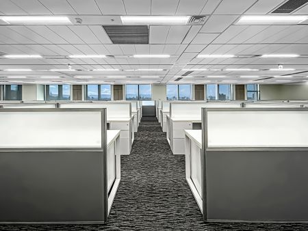 Sistemas de iluminação economizadores de energia com as luminárias de teto de escritório da Splendor Lighting.