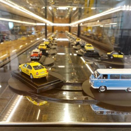 Disc Display Conveyor wykorzystuje w muzeum taksówek