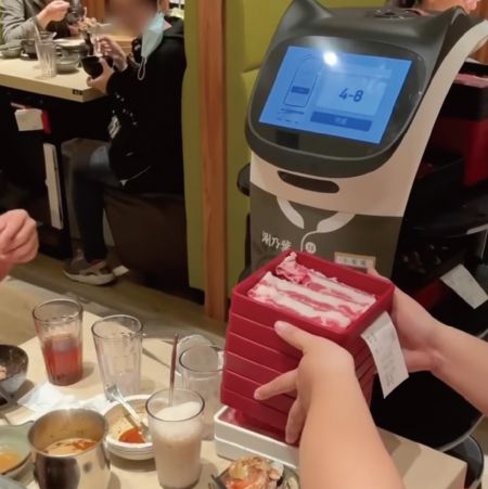 送餐機器人取餐