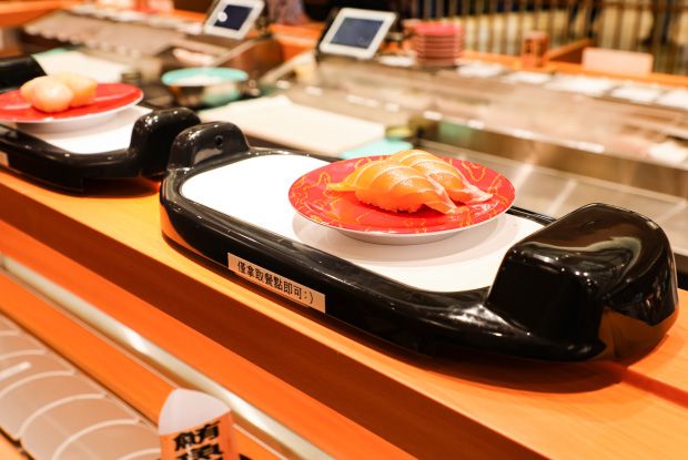 Transportador magnético de sushi