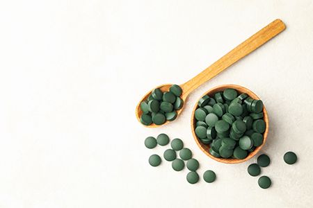 Niebiesko-zielone pożywienie z mikroalg Spirulina