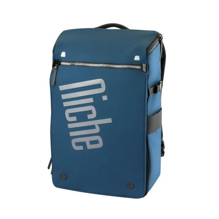 735 gramový ultralehký batoh, k dispozici ve dvou barvách námořnická modrá a černá.