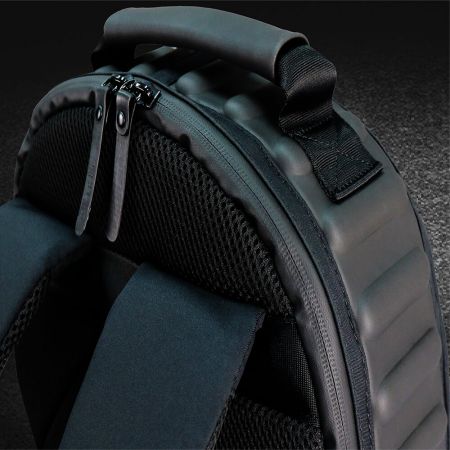 EVA stlačená pěnová vložka na horní straně pro odolnost proti nárazu. Anti-zloděj designový zip hlavní komory je skrytý v zadní části této tašky.