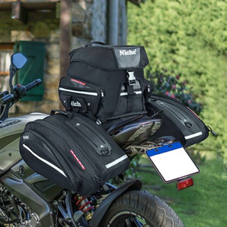 Motocyklová voděodolná taška na zadní sedadlo pro sportovní a street bike. Kombinovaný rozšiřitelný zadní sedací vak aNiche Brašna, ideální pro cestování na dlouhé vzdálenosti.