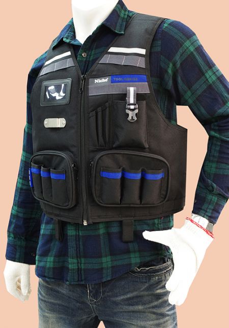 Přední část vesty na nářadí s několika kapsami na nářadí, popruhy Molle, držák na pásku, držák na telefon, dvě velké kapsy na zip.