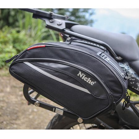 Vodotěsná zadní taška na víkend, snadno připevnitelná k vašemu motocyklu pomocí silných suchých zipů, nejsou potřeba žádné další nástroje.
