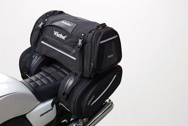 Мотоциклетная хвостовая сумка в сочетании с седельной сумкой