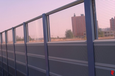 La lámina de barrera de sonido instalada en la sección Tsinan del tren de alta velocidad de Beijing a Shanghái en China.