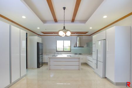 The acrylic cabinet shown in this kitchen picture adopts Ray Chung's acrylic sheet. As shown in the picture, the application of Ray Chung acrylic sheet creates the pleasant and elegant atmosphere for the kitchen.