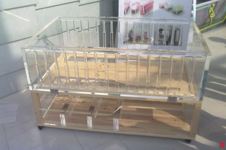 The baby cot made of clear acrylic sheet.