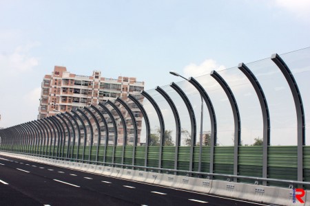 Die Schallschutzfolie, die in der Nähe des Schnellstraßenabschnitts in der Nähe des Tzu Chi-Krankenhauses in Taichung, Taiwan, installiert wurde.