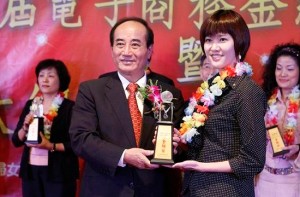 2011 E-commerce-Golden Network Prize :Award Presenter: Jing Ping Wang(Minister of Legislative Tuan)(1)