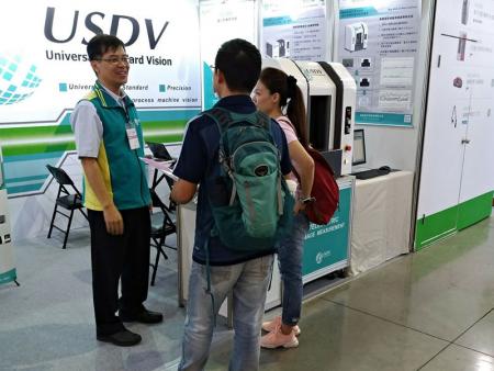 訪客洽詢優適達量測儀@2018台北國際自動化展。