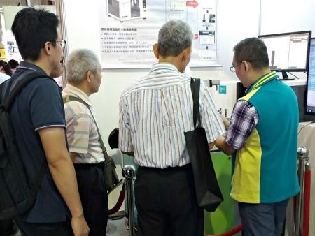 訪客洽詢優適達量測儀@2018台北國際自動化展。