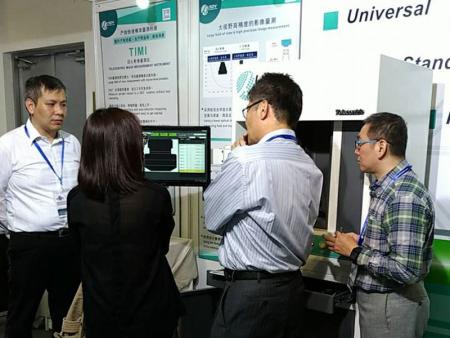 THE'S IMAGE measuring machine attracted the attention of visitors.