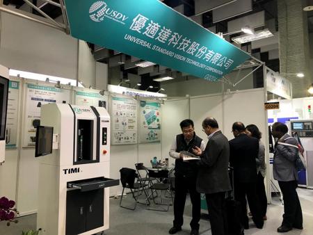 IMAGE measuring machine attracted the attention of visitors.