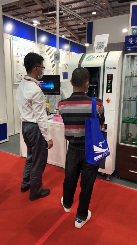 訪客洽詢優適達量測儀@2020台中國際工具機展。