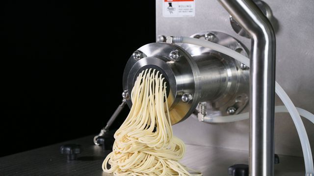 安口食品机械公司携手食品工业发展研究所，共同研发出多构型面条机（NDL-100）。安口/提供
