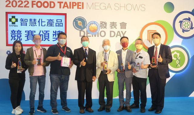 台灣食品暨製藥機械工業同業公會（TFPMA）理事長王健蒼（右五）偕同得獎企業代表合影。 陳華焜/攝影