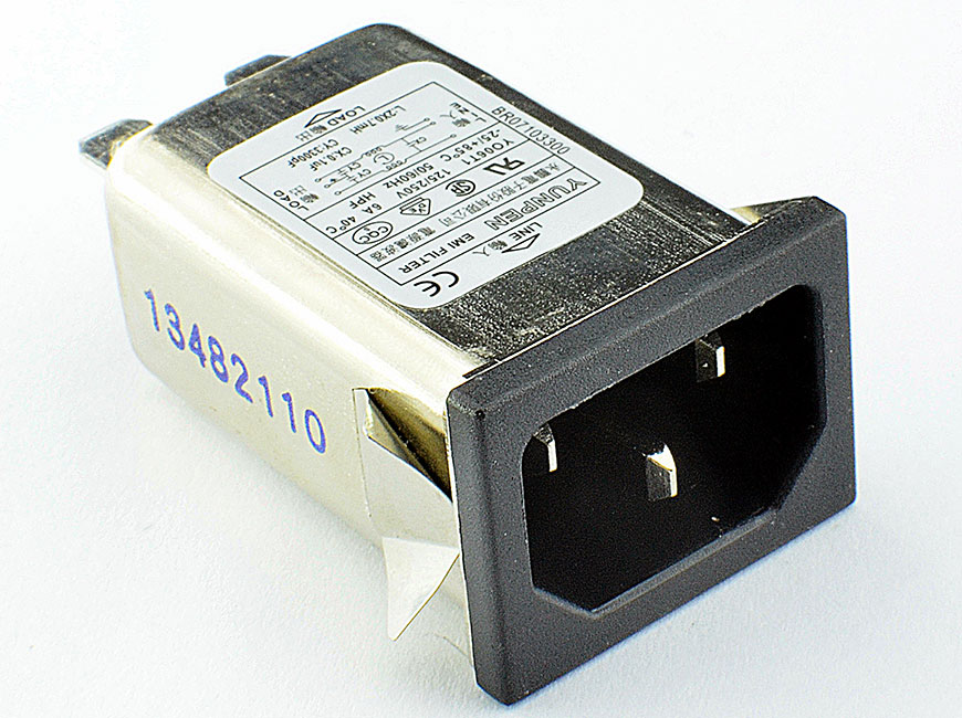 Fast-on connection and snap-in horizontally YO-T1-BR integrates an IEC inlet type C14 and filter with noise suppression in a slim form factor.