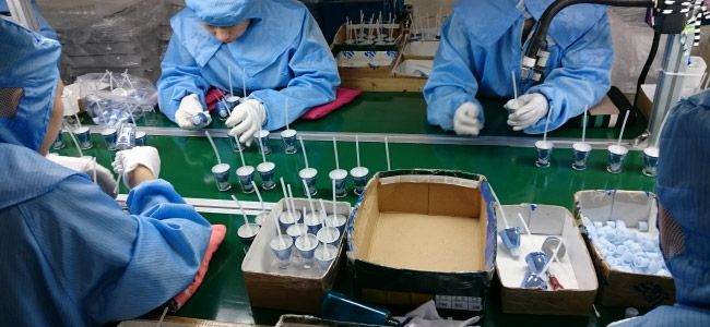 A fábrica de frascos e frascos de cosméticos da COSJAR contém 8 linhas de montagem e 5 conjuntos de máquinas de montagem ultrassônica com capacidade de produção de 100.000 peças/dia