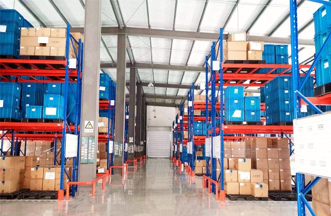 A COSJAR possui um armazém de armazenagem de produtos acabados com 8.000m². A enorme sala de armazenamento permite que os clientes da COSJAR deixem seus frascos e frascos de cosméticos para entrega pontual