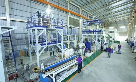 Machines à film soufflé dans l'usine