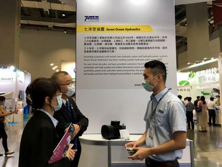 Président de la Taiwan Fluid Power Association, M. Lin visite le stand Seven Ocean Hydraulics.