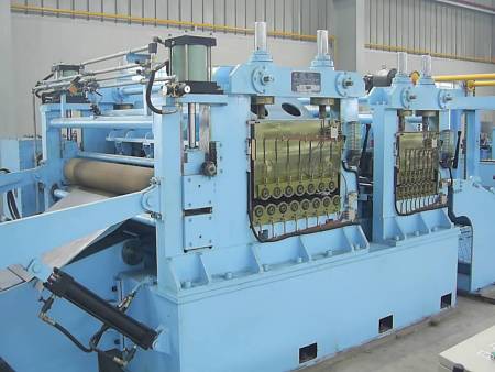 Fine Leveler of Cut-to-Length Machine: Upper and lower rollers press in smoothing the steel sheet.