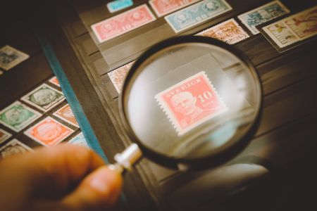 切手収集用のハンズフリー拡大鏡