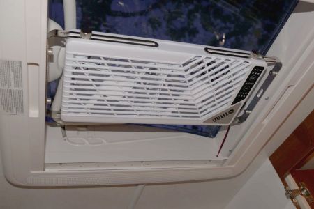 Der Lüfter auf dem Dachfenster von Wohnmobilen könnte die Luftzirkulation unterstützen.
