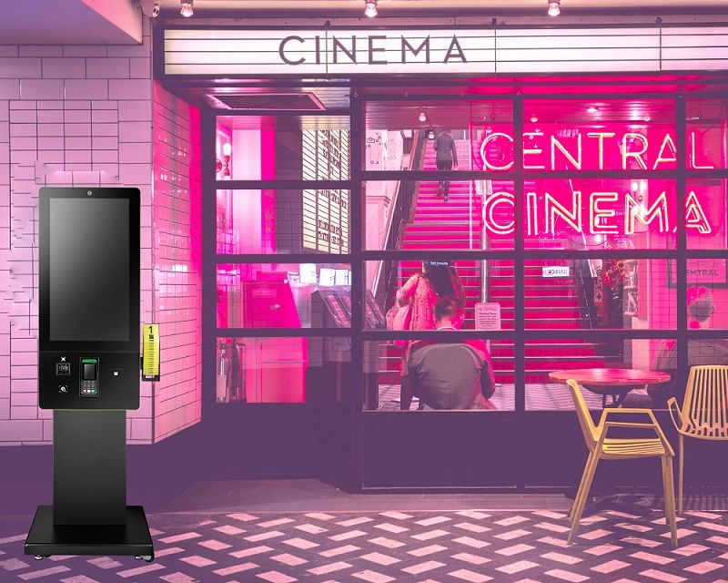 Im Kino eingesetzter Kiosk zur Verbesserung der Servicezugänglichkeit für die Kunden.