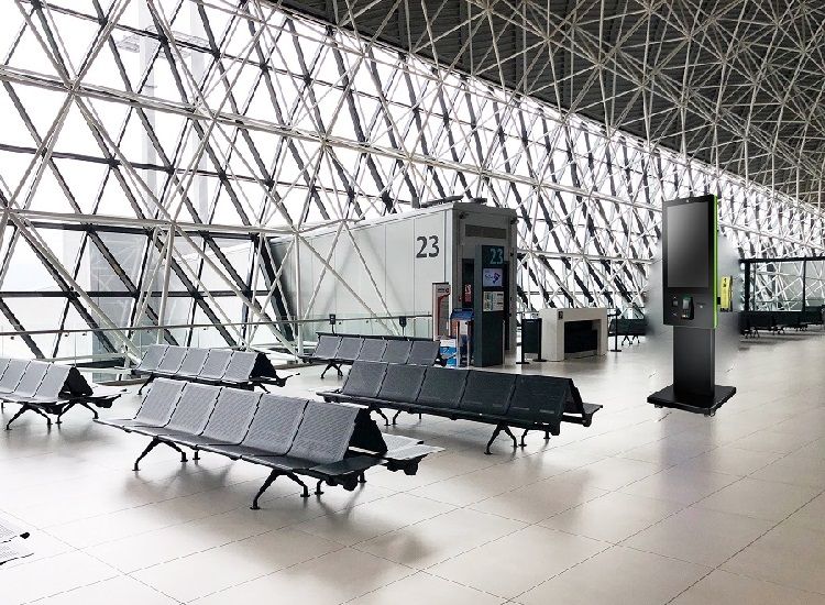 O quiosque serve como estação de informação multifuncional no aeroporto.