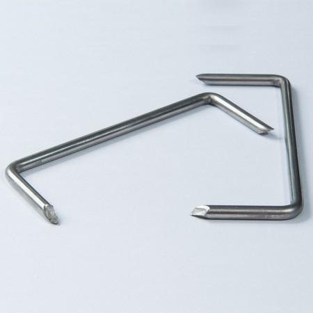 الفولاذ المقاوم للصدأ الأساسية - دباسة من الفولاذ المقاوم للصدأ ، على شكل حرف M.