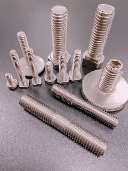機械牙螺絲 - 機械牙螺絲 螺栓 所有產品可依照客戶圖面生產 製程能力範圍M1.6~M16 在所有機件中，機械螺紋可以說是應用最廣泛
且使用最多的牙型， 日常生活中之用品及在機械工業中
隨時隨處都可以看到螺紋的蹤跡，所以機械牙螺絲可說是機件
中最重要的零件之一。