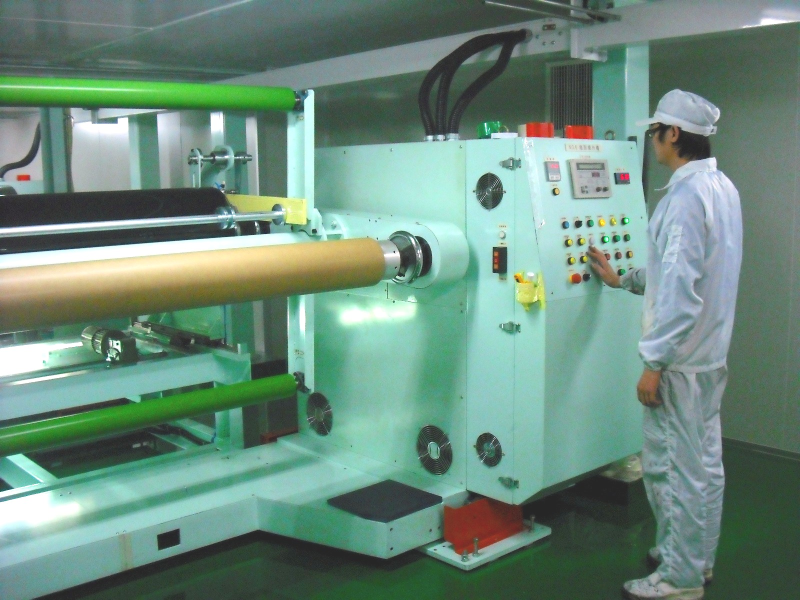 Имаме опит в производството на фолио за прозорци, фабрики, разположени в Тайван с ново модернизирано оборудване.