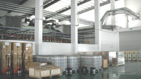 Tovární podlaha se zásobeným filmem a materiálem.