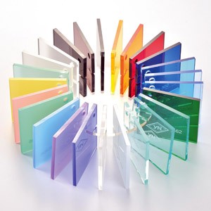 Transparente, farbig gegossene Acrylglasplatte